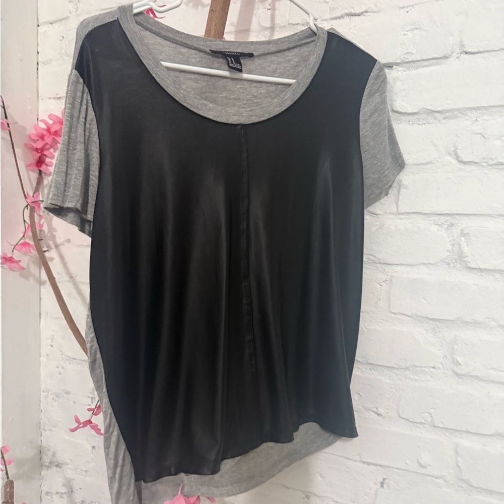 Forever 21 Women’s Black & Gray Short Sleeve Colorblock Tee